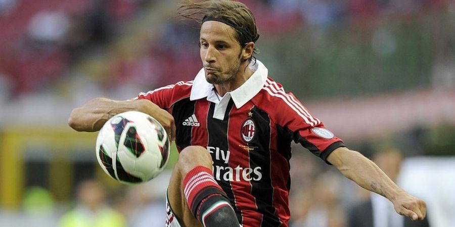 Mantan Bek Sayap AC Milan Gantung Sepatu