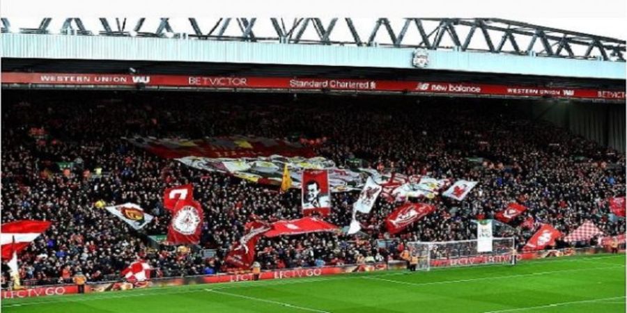 Pemain ke-12 Liverpool Bentangkan Bendera di Anfield Stadium