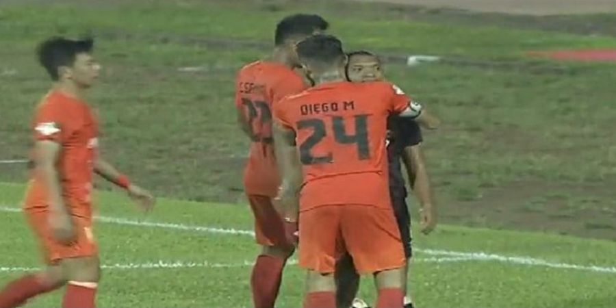 VIDEO - Pemain Borneo FC Serbu Wasit Usai Dikalahkan PSM Makassar