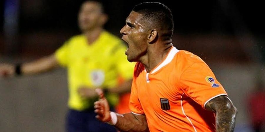 Dua Calon Striker Asing Persija Tertahan di Singapura