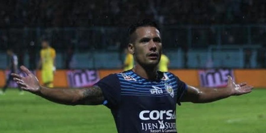 Tiga Tendangan Keras Menangkan Arema atas Persegres