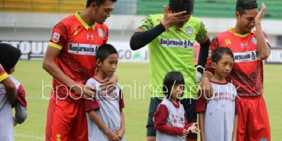 Para Pemain Martapura FC Menangis Didampingi Anak-anak Disabilitas