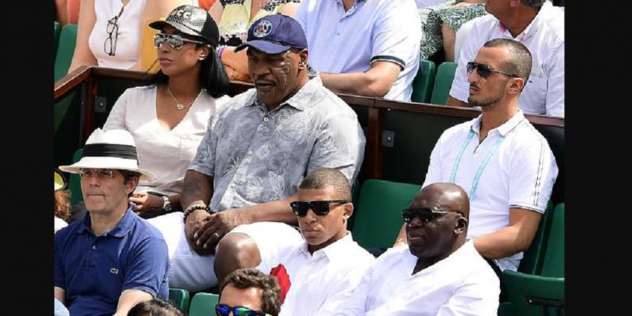 Gaya Nyantai Kylian Mbappe saat Menyaksikan Pertandingan Tenis Bersama Mike Tyson