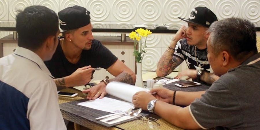 Duo Pemain Asing Arema FC Tanda Tangan Kontrak di Restoran