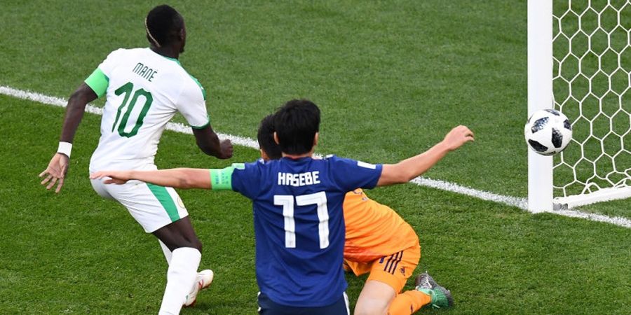 Tumbuhkan Rasa Peduli, Fan Senegal dan Jepang Sepakat Bersih-bersih Stadion