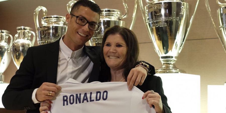 Begini Ekspresi Ibunda Cristiano Ronaldo Saat Memegang Ballon d'Or Hasil Kerja Keras Putranya