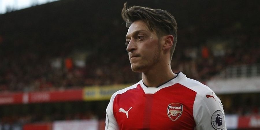 Heboh, Mesut Oezil Dikabarkan Setujui Barcelona dan PHP Manchester United