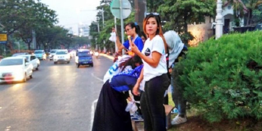 Panser Girl Muliakan Ramadan Lewat Berbagi 1000 Takjil ke Pengguna Jalan 