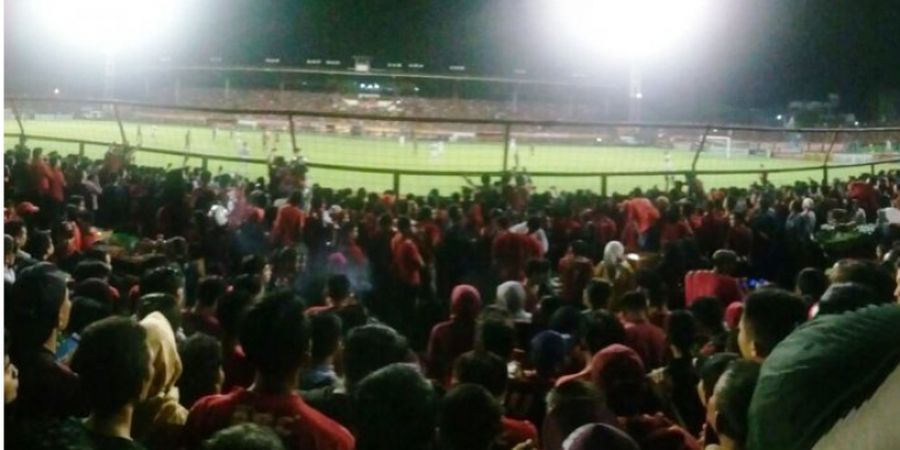 Keren! Panpel dan Suporter PSM Makassar Bahu-membahu Bersihkan Stadion Andi Mattalatta