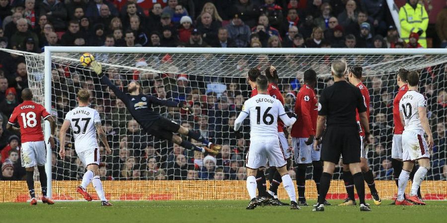 Gol Tendangan Bebas Steven Defour dan Kenangan Kegagalannya Gabung Manchester United
