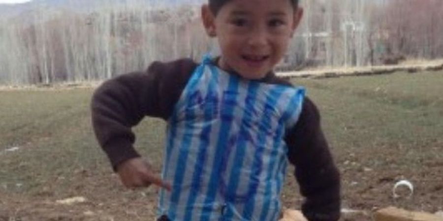 Messi Akhirnya Temui Bocah Berkaus Kantong Plastik