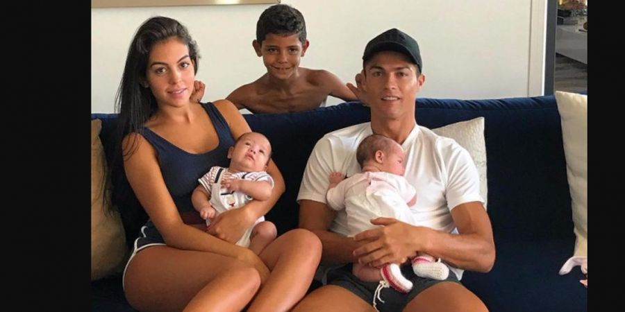Pamer Foto Keluarga, Cristiano Ronaldo Ternyata Ingin Punya 7 Anak!