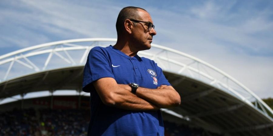 Benda Ini Membuat Maurizio Sarri Berbeda dengan Pelatih Liga Inggris Lainnya saat Pertandingan