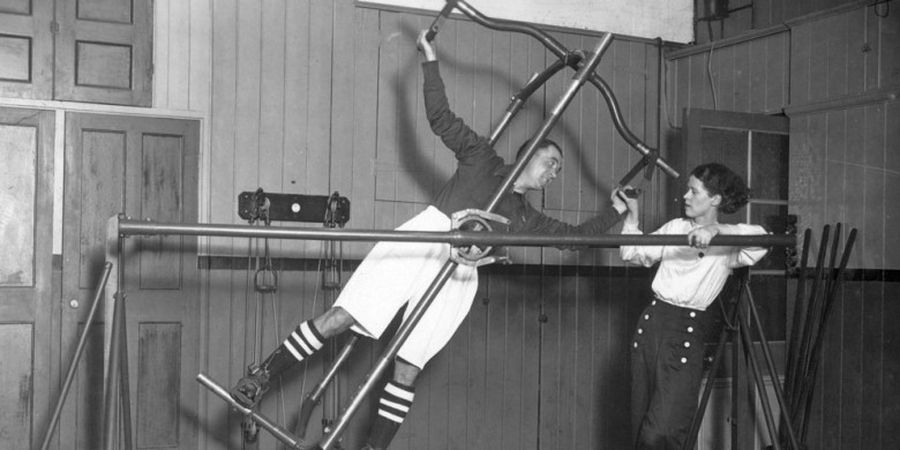 Foto-foto Alat Olahraga Zaman Dulu yang Masih Sederhana 