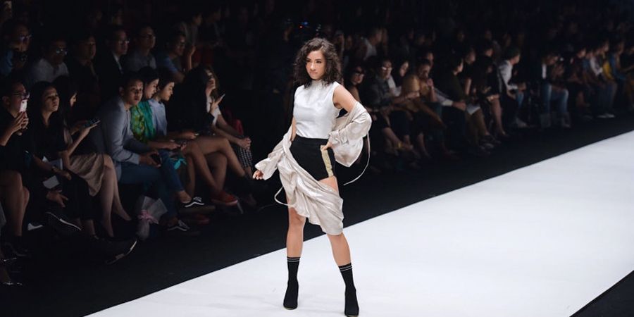 Jennifer Bachdim bagai Titisan Beyonce Saat Berjalan di Atas Catwalk Jakarta Fashion Week 2018