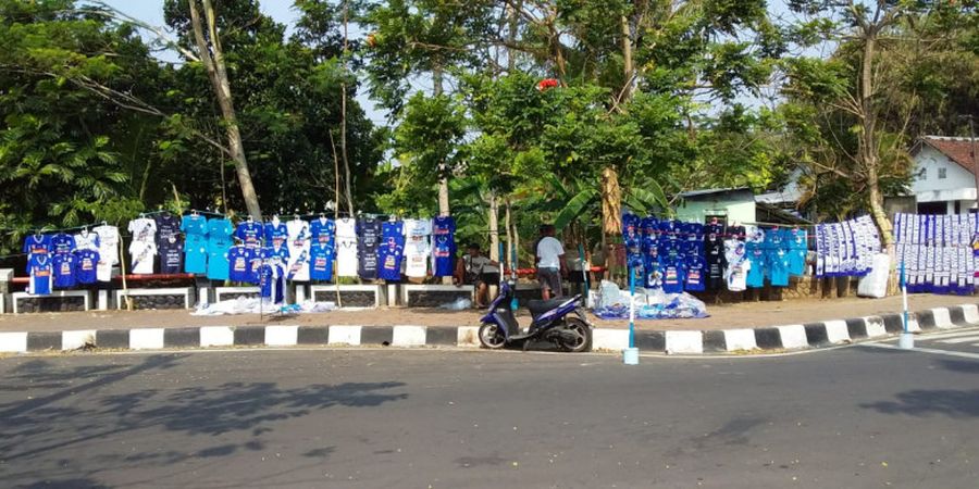 Jelang PSIS Semarang Vs PSM Makassar, Penjaja Atribut Mulai Berdatangan