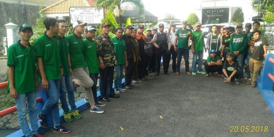 Bareng Kepolisian dan Linmas, Bonek Jaga Gereja di Surabaya