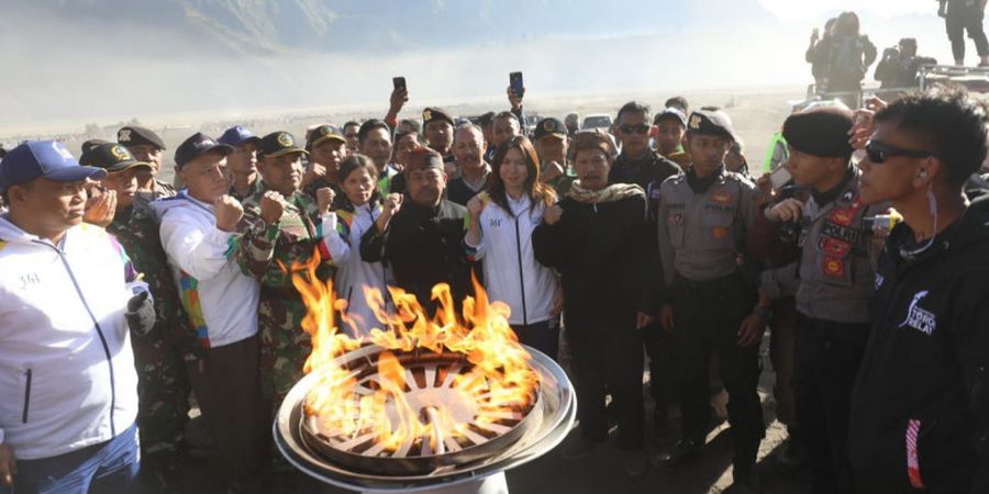 Udara Dingin Puncak Bromo Tak Ganggu Acara Kirab Obor Asian Games 2018