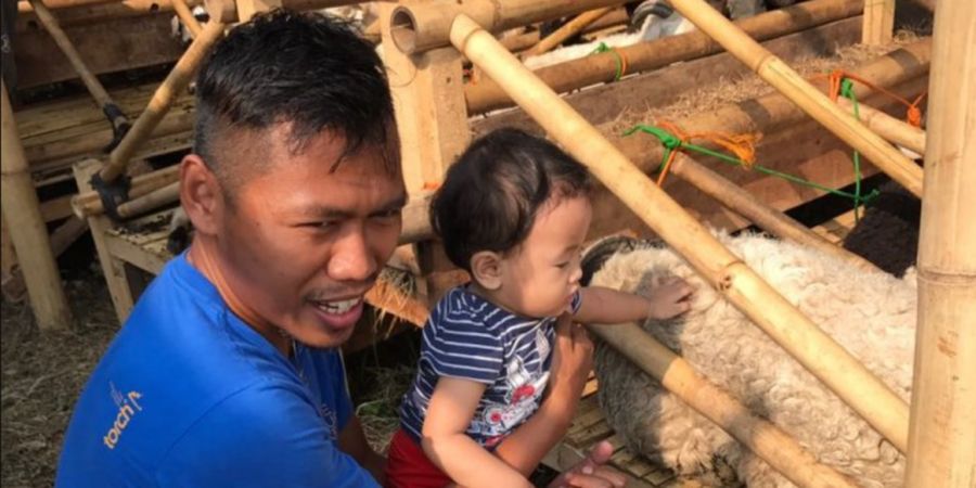 Kedua Putri Bek Persib Bandung Ini Pilih Sendiri Domba untuk Idul Adha