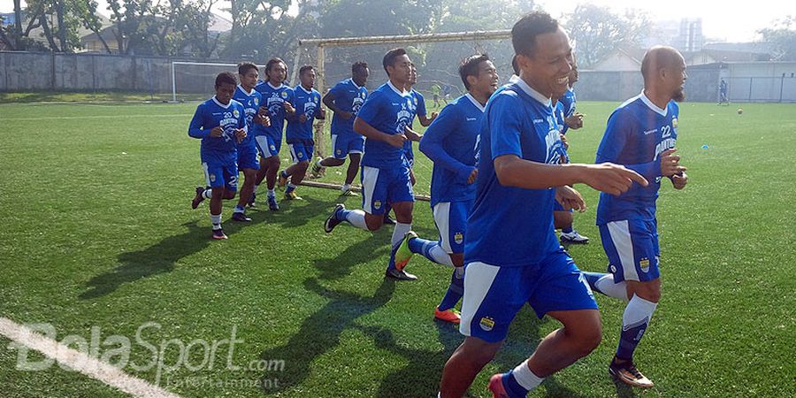 Mengerikan! Pemain Persib Bandung Latihan di Bawah Ancaman Sambaran Petir