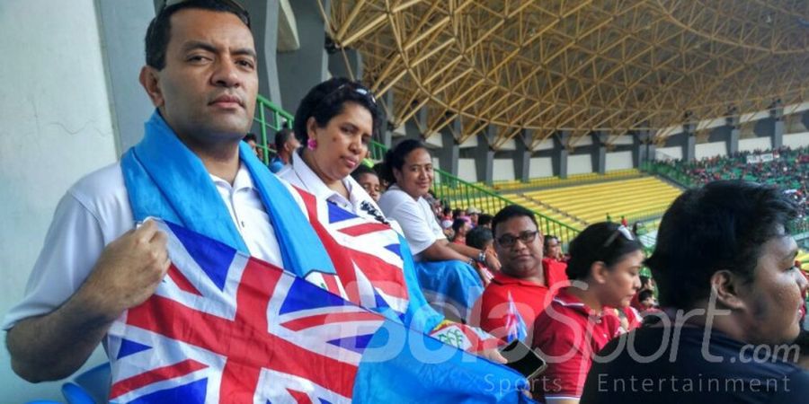 Indonesia Vs Fiji - Suporter Fiji yang Datang ke Stadion Patriot Ternyata Membawa Alat Ini