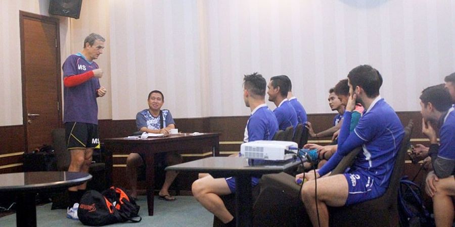 Satu Hotel dengan Iwan Fals Membuat Pemain Arema Histeris