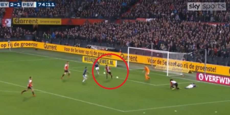 VIDEO - Peluang Emas PSV Mencetak Gol Digagalkan Ulah Culas Fan Feyenoord