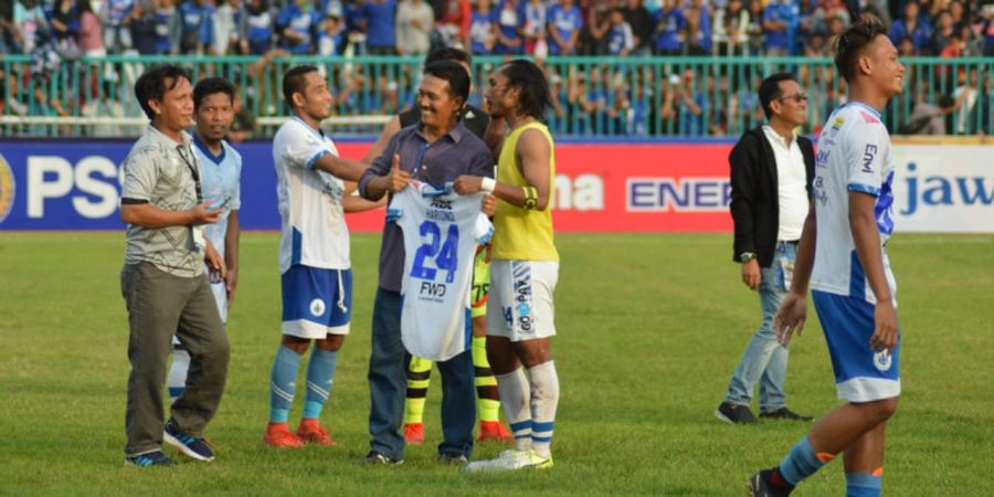 Temu Kangen dengan Pemain Persib Bandung, Pelatih PSCS Cilacap Dapat Jersey