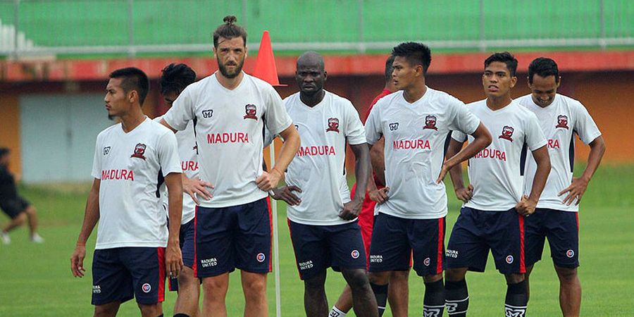 Laga Uji Coba Madura United Diundur karena Hujan dan Petir