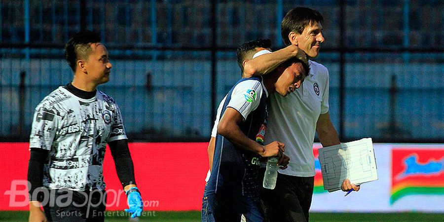 Dedik Setiawan Menangis Usai Laga Emosional Lawan Persipura Jayapura