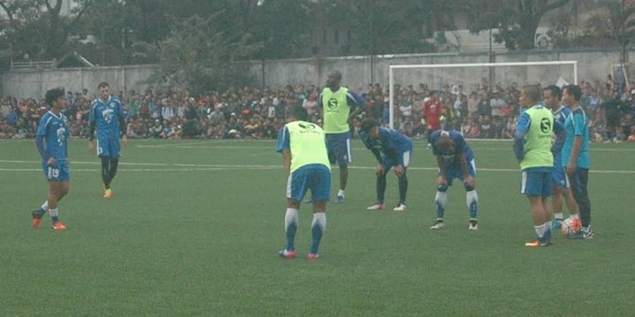 Pemain Keluhkan Rumput Sintetis, Persib Incar Lapangan Militer