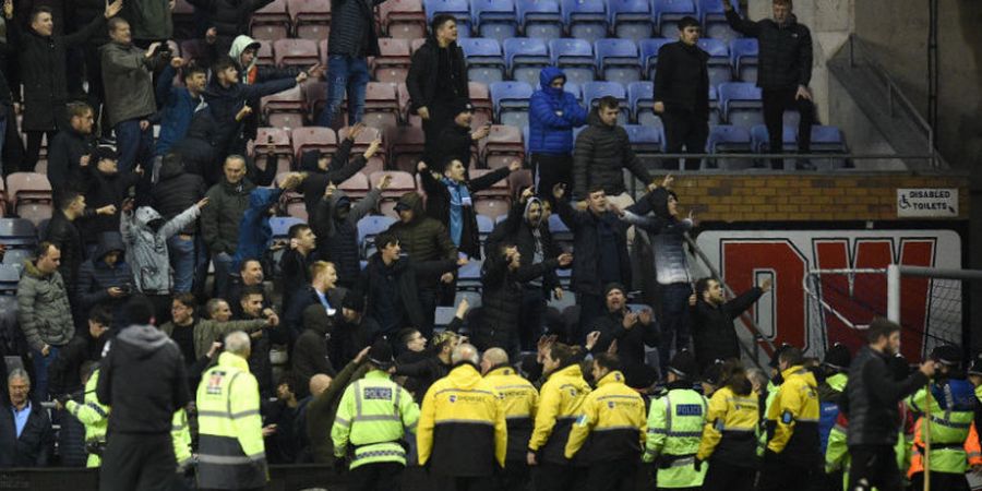 Rusuh Usai Pertandingan, Suporter Manchester City Serang Polisi Menggunakan Botol dan Papan Reklame