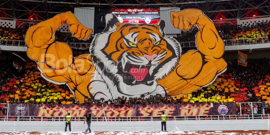 The Jak Mania Layak Dapat Acungan Jempol untuk Aksi Mereka Membuat Stadion Bersih