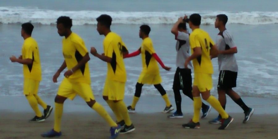 Semen Padang Poles Fisik Pemain di Pantai Padang