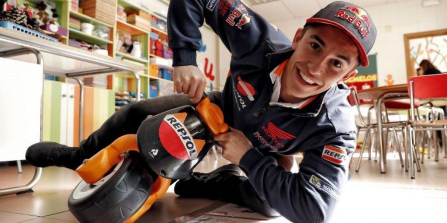 Netizen Tak Bisa Berhenti Tertawa Setelah Saksikan Aksi Marc Marquez Naik Pitung, Juara Mah Bebas!