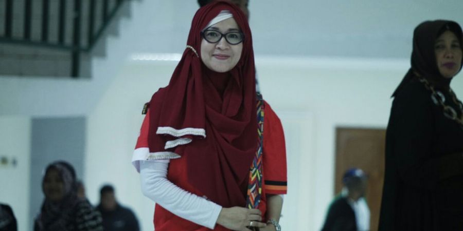 Brand Fashion Mewah Ini Bikin Penampilan Okie Agustina Makin Kece Saat Saksikan Persija Vs PSMS Medan