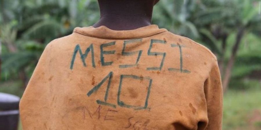 Ada Bocah Afrika Pakai "Kostum" Kumal Messi 