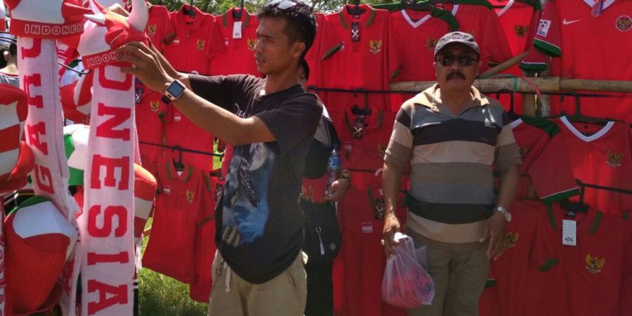 Timnas U-19 Indonesia Vs Persid Jember - Salut! Pria Ini Kecipratan Rezeki dari Laga Uji Coba Timnas Sampai Rela Keliling Antar Pulau