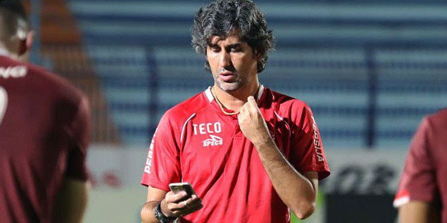Kontroversial, Pelatih Persija Lihat Wasit Garis Angkat Bendera Saat Gol Tangan Tuhan
