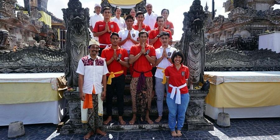Sebelum Dijamu Mitra Kukar, Pemain Bali United Berdoa di Hari Suci Purnama