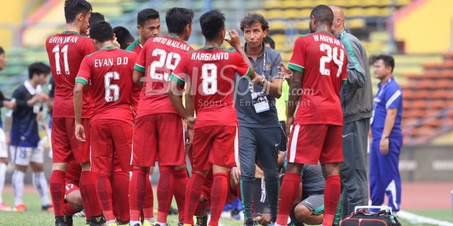 Indonesia vs Kamboja - Andy Setyo Menjadi Pemain Timnas Keempat yang Menerima Kartu Kuning