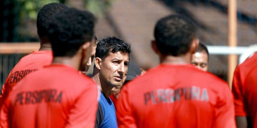 Jawaban Persipura soal Masa Depan Pelatih Alvredo Vera