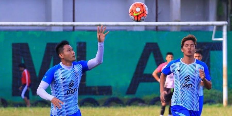 Jelang Lawan Persipura, Latihan Persegres dengan Menu Bola Tangan