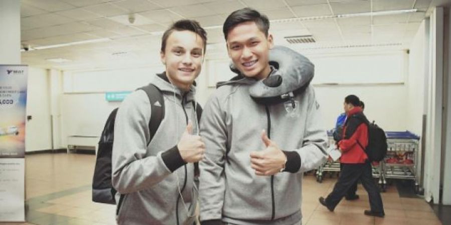 Alamak! Dua Pemain Timnas Thailand Ini Tunjukkan Kemesraan yang Bikin Netizen Baper