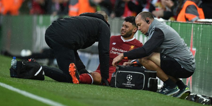 Meski Harus Bersusah Payah Menggunakan Kruk, Oxlade-Chamberlain Tetap Dukung Rekannya di Anfield