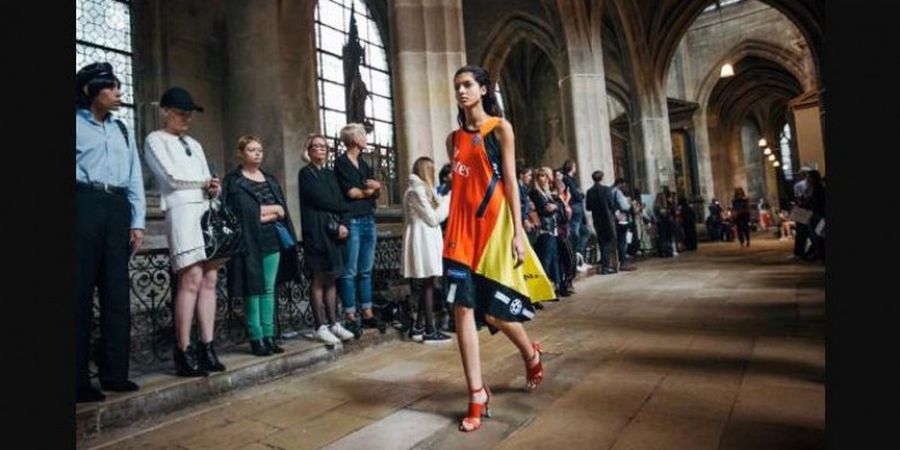 Tak Hanya Melenggang di Lapangan, PSG Sukses Bersolek di Atas Catwalk Paris Fashion Week
