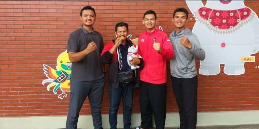 Tangis Haru Seorang Penjual Air Isi Ulang Setelah Mengetahui Anaknya Raih Emas Asian Games 2018