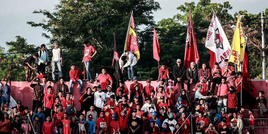 Imbas Laga Final Liga 2 2018 Ditunda, Fan Semen Padang Luapkan Emosi