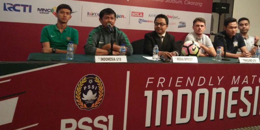 Waduh, Ada yang Buat Netizen Salah Fokus Saat Konferensi Pers Jelang Indonesia Vs Thailand Berlangsung