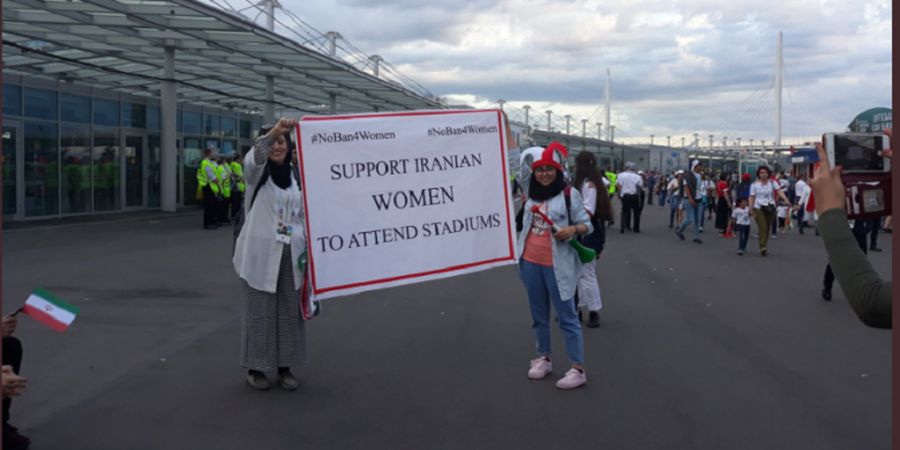 Aktivis Perempuan Iran Ditahan oleh Pihak Keamanan Stadion karena Sebuah Spanduk